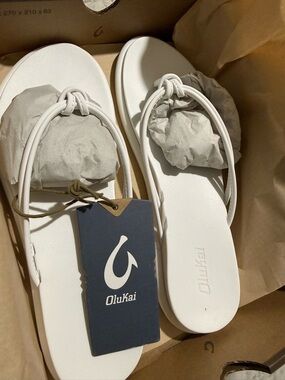 OluKai Women's White Knot-Strap Flip Sandals